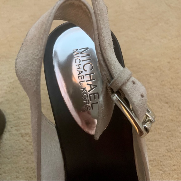 Michael Kors Signature Tan Suede and silver accent 6.5 Wedge heels - Picture 4 of 16